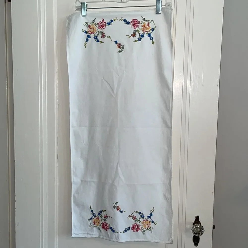Vintage‎ white cotton table runner with floral embroidery